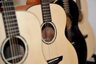 Lær at spille guitar hos AOF